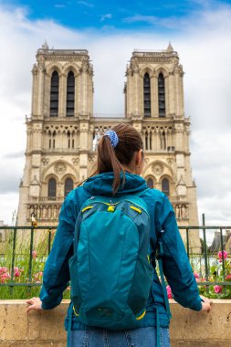 Notre Dame de Paris 'teki kadın gezgin Paris' in yaz günlerindeki en ünlü sembollerinden biridir, Fransa.