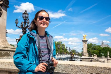 Bir yaz günü Paris, Fransa 'da, Pont Alexandre Köprüsü' nde kadın gezgin.