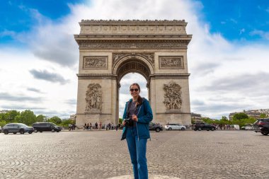 Paris Zafer Takı 'nda (Zafer Kemeri) bir yaz günü Fransa' da kadın gezgin.