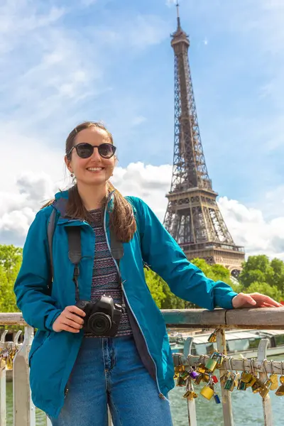Женщина Путешественница Эйфелевой Башне Париже Солнечный Летний День Франция — стоковое фото
