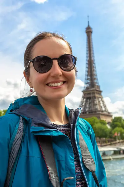 Mujer Viajera Torre Eiffel París Soleado Día Verano Francia — Foto de Stock