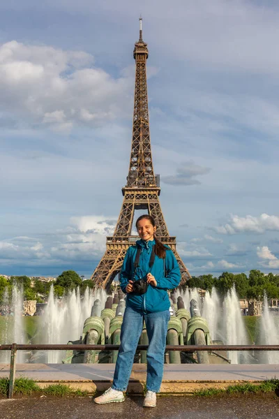 Woman Traveler Eiffel Tower Fountains Trocadero Paris Sunset France — Stock Photo, Image