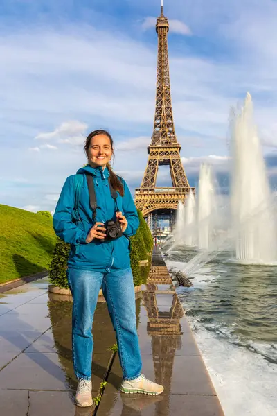 Woman Traveler Eiffel Tower Fountains Trocadero Paris Sunset France — Stock Photo, Image