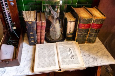 LONDON, BİRLİK KINGDOM - 26 Haziran 2022: Londra, İngiltere 'de Baker Caddesi' nde Victoria tarzı Sherlock Holmes Müzesi 'nin klasik iç mimarisi