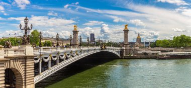 Bir yaz günü Paris 'te Pont Alexandre Köprüsü Panoraması, Fransa