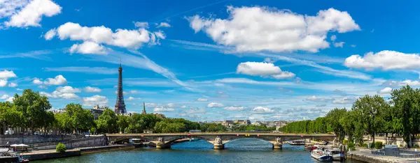 夏日阳光灿烂的巴黎埃菲尔铁塔和塞纳河全景 — 图库照片