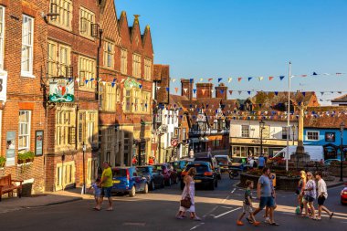 ARUNDEL, BİRLİK KINGDOM - 9 Eylül 2023: Güneşli bir günde İngiltere 'nin tarihi Arundel kasabası