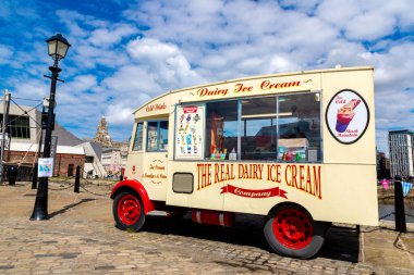 LiVERPOOL, İngiltere - 16 AĞUSTOS 2023: Albert Dock 'ta güneşli bir günde İngiltere' nin Liverpool kentinde dondurma satan klasik dondurma kamyonu