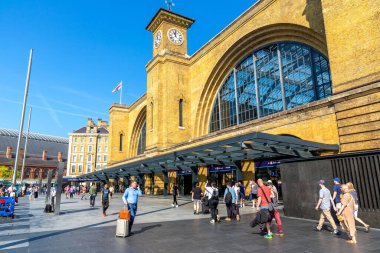 LONDON, İngiltere - 7 Eylül 2023: Güneşli bir günde Londra 'daki King' s Cross tren istasyonu, İngiltere
