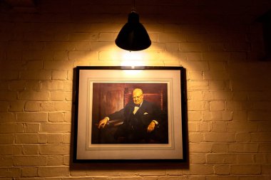 LONDON, İngiltere - 8 Eylül 2023: Sir Winston Churchill 'in Londra, İngiltere' deki İmparatorluk Savaş Müzesi 'nin Churchill Savaş Odaları duvarında asılı tablosu