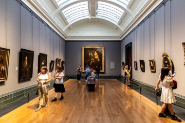 LONDON, İngiltere - 8 Eylül 2023: İnsanlar Londra 'daki Trafalgar Meydanı' ndaki Ulusal Galeri 'de asılı duran yağlı boyalara bakıyorlar