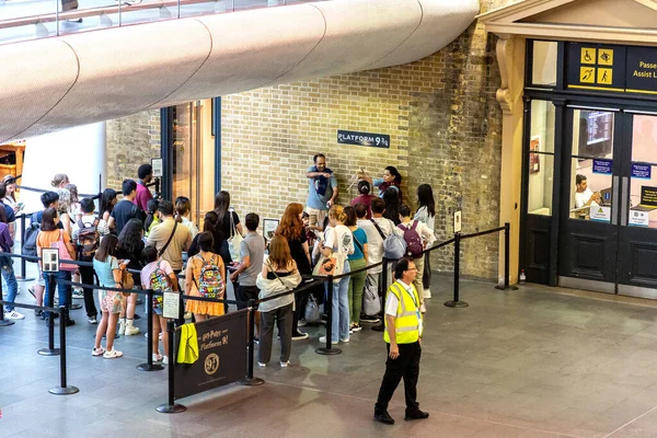 London September 2023 People Waiting Queue Photograph Harry Potter Trolley — Stock Photo, Image
