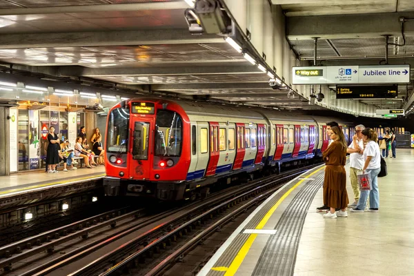 ロンドン ロンドン イギリスの地下鉄ウェストミンスター駅 — ストック写真