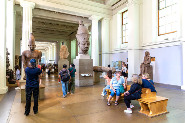 ЛОНДОН, Великобритания - 7 сентября 2023 года: Огромный гранитный глава Аменхотепа III - фараон Египта в Британском музее в Лондоне - один из самых посещаемых музеев в мире, Англия, Великобритания