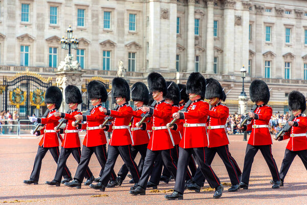 ЛОНДОН, Великобритания - 8 сентября 2023 года: Смена караула перед Букингемским дворцом в Лондоне в солнечный день, Великобритания