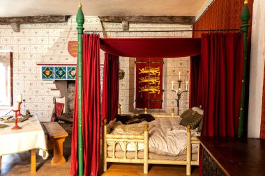 LONDON, İngiltere - 26 Eylül 2023: Kral I. Edward 'ın Londra Kulesi' ndeki salonu ve yatak odası, İngiltere