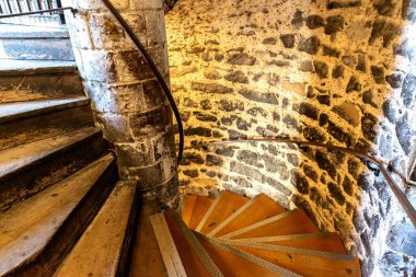 LONDON, İngiltere - 26 Eylül 2023: Londra 'daki tarihi Londra Kulesi' ndeki sarmal merdiven