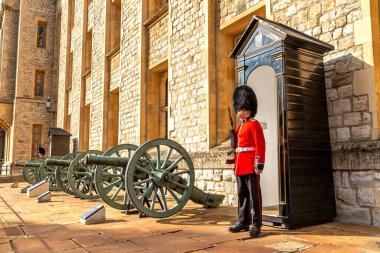 LONDON, İngiltere - 26 Eylül 2023 Londra, İngiltere 'de güneşli bir günde Londra Kulesi' nde görev yapan geleneksel tören üniformalı Kraliyet Muhafızları