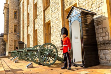 LONDON, İngiltere - 26 Eylül 2023 Londra, İngiltere 'de güneşli bir günde Londra Kulesi' nde görev yapan geleneksel tören üniformalı Kraliyet Muhafızları