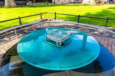 Londra, İngiltere - 26 Eylül 2023: İnfaz Anıtı Brian Catling. Burası Kraliçe Anne Boleyn 'in 1536 yılında Londra, İngiltere' deki Londra Kulesi 'nde idam edildiği yer.