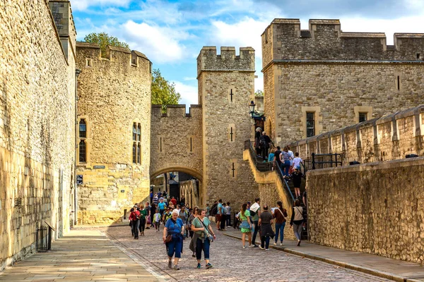 London September 2023 Tourist Visitor Historic Tower London Sunny Day — Stock Photo, Image