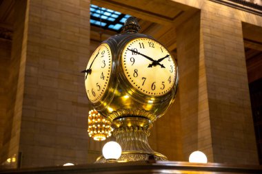 New York, ABD 'de Manhattan' daki Grand Central İstasyon Terminalinin ana salonundaki klasik klasik saat.