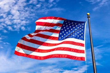 ABD bayrağı açık mavi gökyüzünde dalgalanıyor