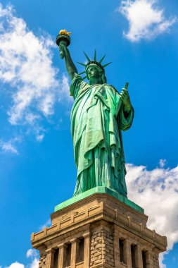 New York City, New York, ABD 'de mavi gökyüzüne karşı güzel bir bulut arka planına sahip Özgürlük Heykeli