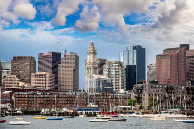 Güneşli bir günde Boston şehir manzarasının panoramik manzarası, ABD