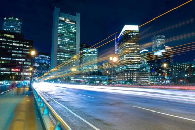 Geceleyin Boston şehir merkezinde trafik ışığı izleri, ABD