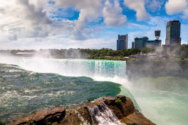 Amerika 'nın Niagara Şelalesi' ndeki Horseshoe Şelalesi manzarası