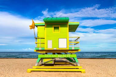 Florida, güneşli bir günde Miami Beach, Güney Sahili 'nde cankurtaran kulesi.