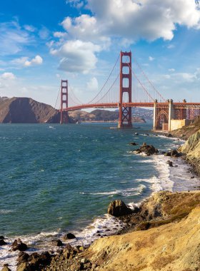 Golden Gate Köprüsü, San Francisco, Kaliforniya 'daki Marshall plajından görüldü.