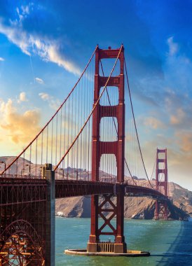 San Francisco, Kaliforniya 'daki Golden Gate Köprüsü' nün günbatımında panoramik görüntüsü, ABD