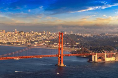 Golden Gate Köprüsü 'nün San Francisco, California, ABD' de günbatımında panoramik görüntüsü