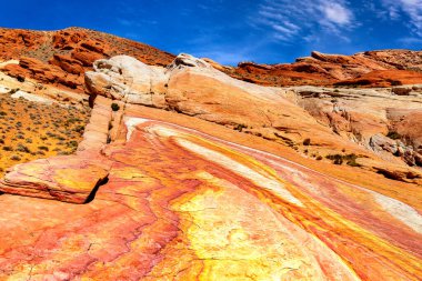 Ateş Dalgası Vadisi Eyalet Parkı 'nda güneşli bir günde Nevada, ABD