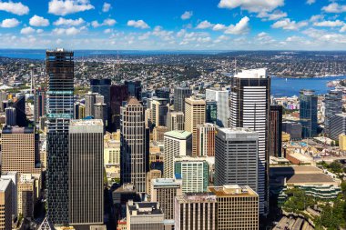 Seattle, ABD 'de güneşli bir günde Seattle iş bölgesinin panoramik hava manzarası
