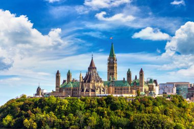 Kanada Parlamentosu Ottawa 'da güneşli bir günde, Kanada