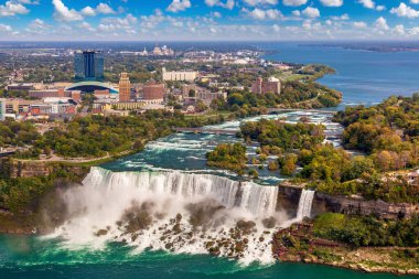 Kanada 'nın Niagara Şelalesinin panoramik hava manzarası, Niagara Şelalesi, Ontario, Kanada' da güneşli bir günde