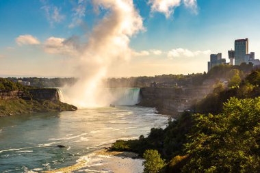 Kanada 'da Niagara Şelalesi, Horseshoe Şelalesi ve Niagara Şelalesi, Ontario, Kanada' da gün batımında tekne turu.