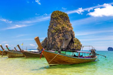 Tayland geleneksel uzun kuyruklu teknesi Krabi Phra Nang Sahili, Ao Nang, Tayland