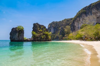 Tayland, Krabi 'deki Koh Hong adasında tropik bir sahil.