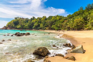 Güneşli bir günde Tayland, Phuket Adası 'nda muz plajı