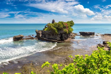 Güneşli bir günde Endonezya, Bali 'deki Tanah Lot tapınağının panoramik manzarası