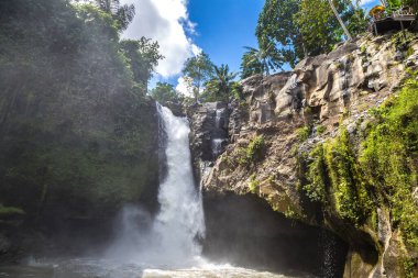 Bali, Endonezya 'da güneşli bir günde Tegenungan Şelalesi