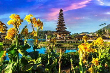 Pura Ulun Danu Beratan Bedugul Tapınağı Bali, Endonezya 'da bir gölde
