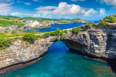 Endonezya, Bali 'deki Nusa Penida adasındaki Brocken Sahili' nde doğal kemer.