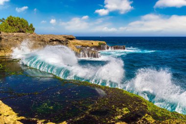 Güneşli bir günde Nusa Lembongan adasında Şeytanın Gözyaşı, Bali, Endonezya