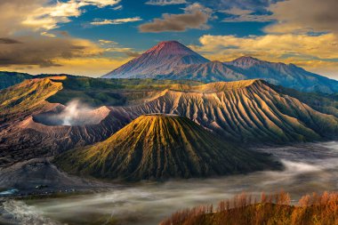 Endonezya 'daki Java Adası, Bromo volkanında gün doğumu. Panoramik hava görüntüsü