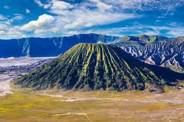 Endonezya 'daki Java Adası, Bromo volkanında gün doğumu. Panoramik hava görüntüsü